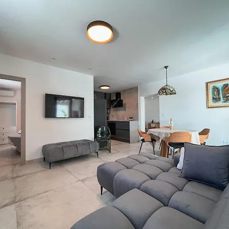 Prestigious Seaside Luxury With Pool *