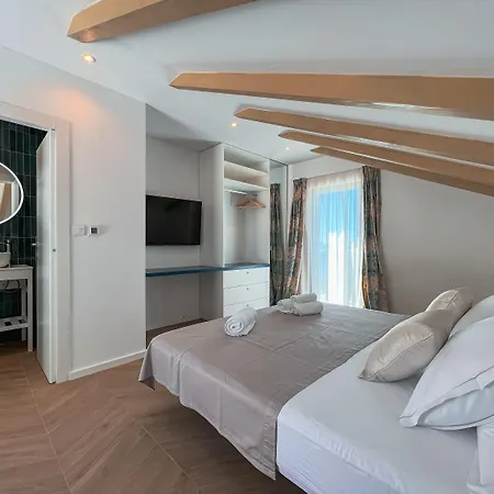 Prestigious Seaside Luxury With Pool