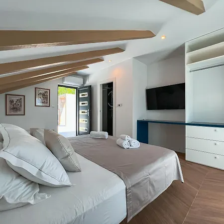 Prestigious Seaside Luxury With Pool Villa