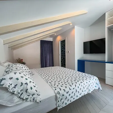 Prestigious Seaside Luxury With Pool Split