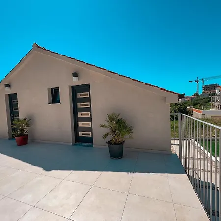 Prestigious Seaside Luxury With Pool *