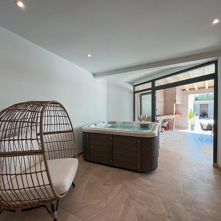 Prestigious Seaside Luxury With Pool Villa *